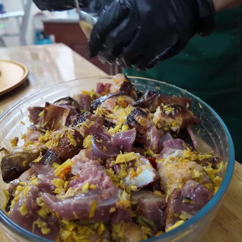 Bước 3 Ướp thịt chân giò Thịt lợn nấu giả cầy