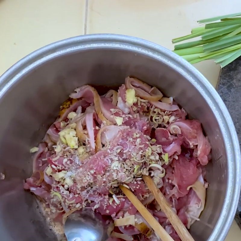 Bước 3 Ướp thịt đà điểu xào sả ớt Thịt đà điểu xào sả ớt