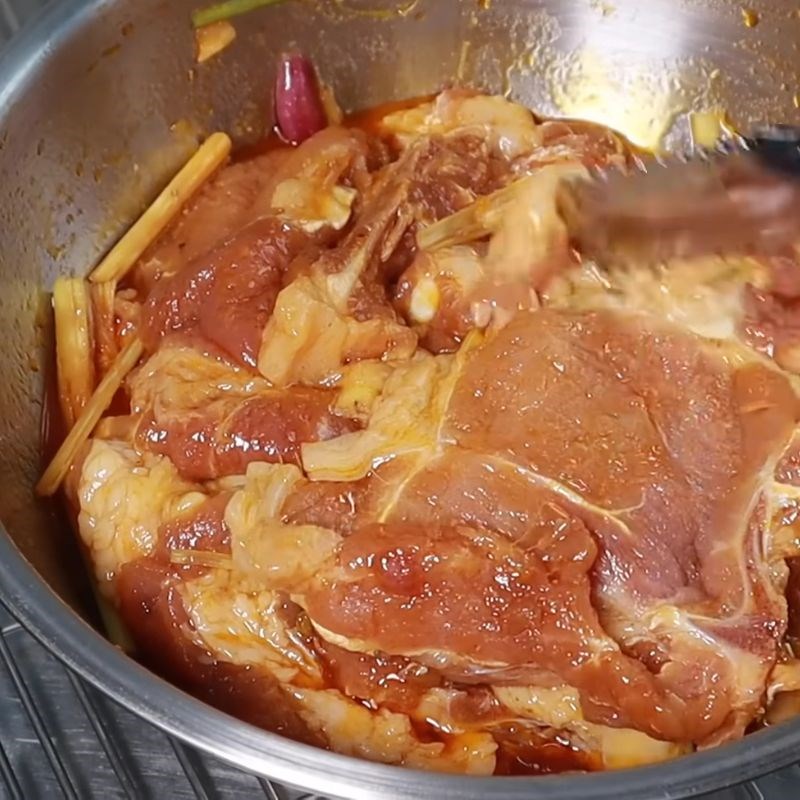 Bước 4 Ướp thịt nướng cơm tấm Ướp thịt nướng cơm tấm