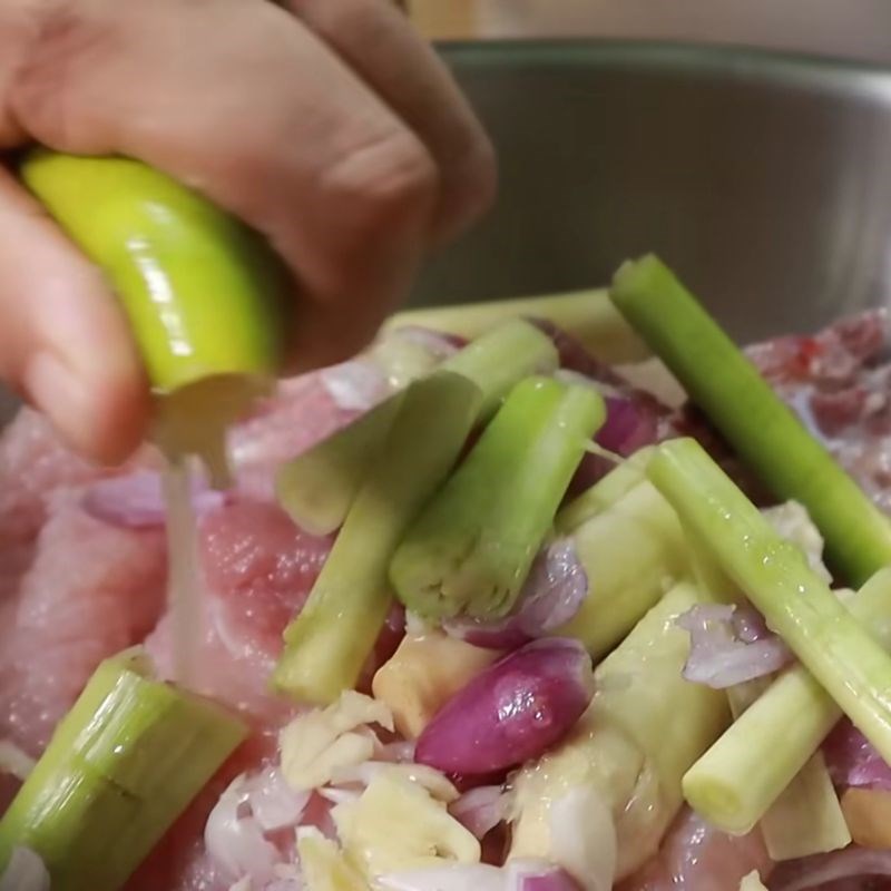 Bước 4 Ướp thịt nướng cơm tấm Ướp thịt nướng cơm tấm