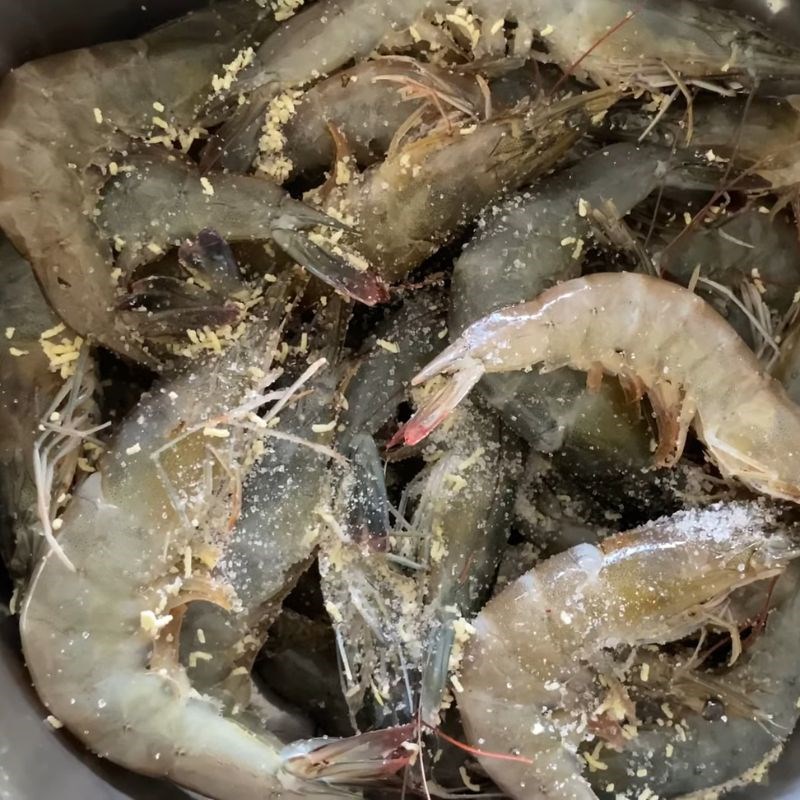 Bước 2 Ướp tôm để thấm vị Tôm hấp sả bia