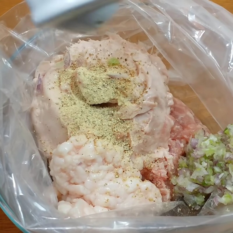 Bước 2 Ướp và nhồi hỗn hợp thịt làm chả trứng Chả trứng cơm tấm