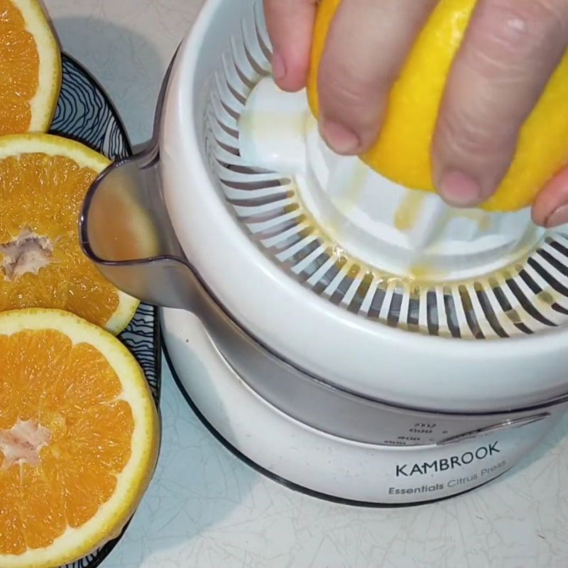 Bước 2 Vắt lấy nước cam tươi Nước cam mật ong