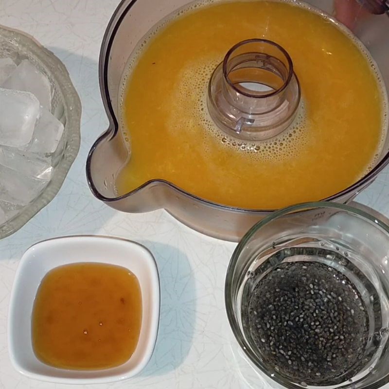 Bước 2 Vắt lấy nước cam tươi Nước cam mật ong