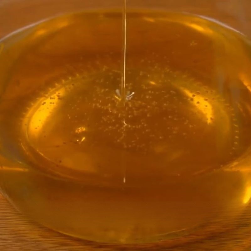 Bước 5 Vớt và lọc dầu mè nguyên chất (Lọc dầu) Dầu mè