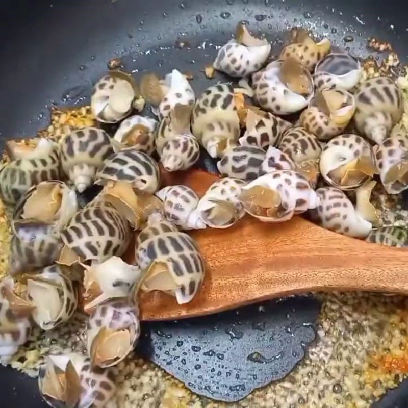 Bước 3 Xào bắp và nêm gia vị Ốc hương xào bơ bắp