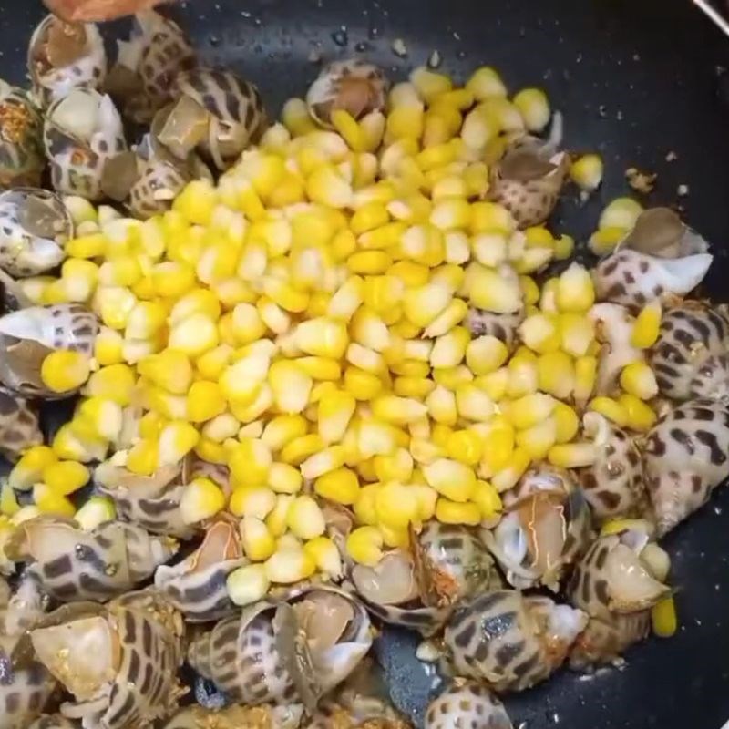 Bước 3 Xào bắp và nêm gia vị Ốc hương xào bơ bắp