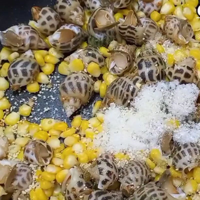 Bước 3 Xào bắp và nêm gia vị Ốc hương xào bơ bắp