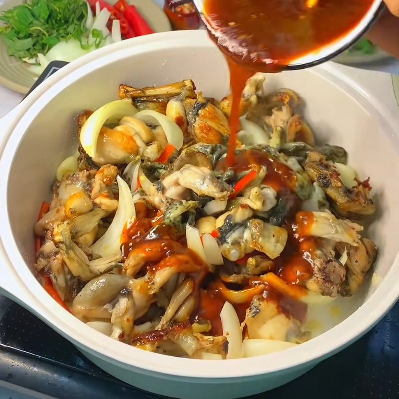 Bước 4 Xào ếch với sa tế Ếch xào sa tế