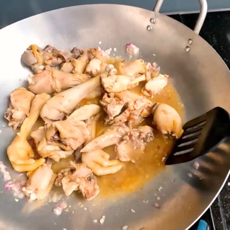 Bước 5 Xào gà cho dậy mùi Gà hấp hèm