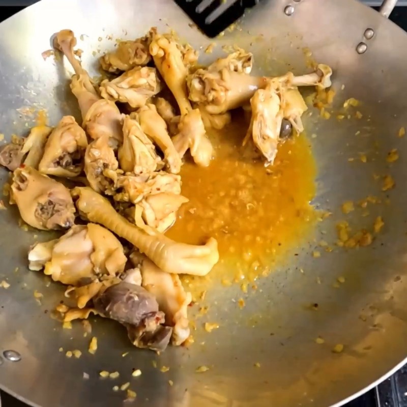 Bước 5 Xào gà cho dậy mùi Gà hấp hèm