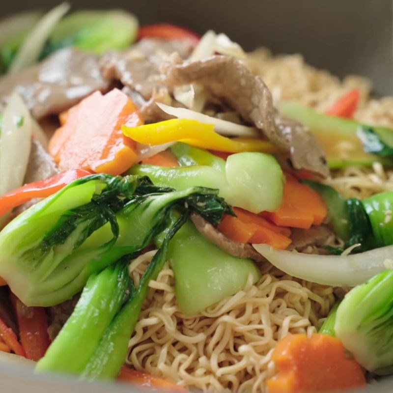 Bước 6 Xào mì và hoàn thành món ăn Mì tôm Hảo Hảo xào