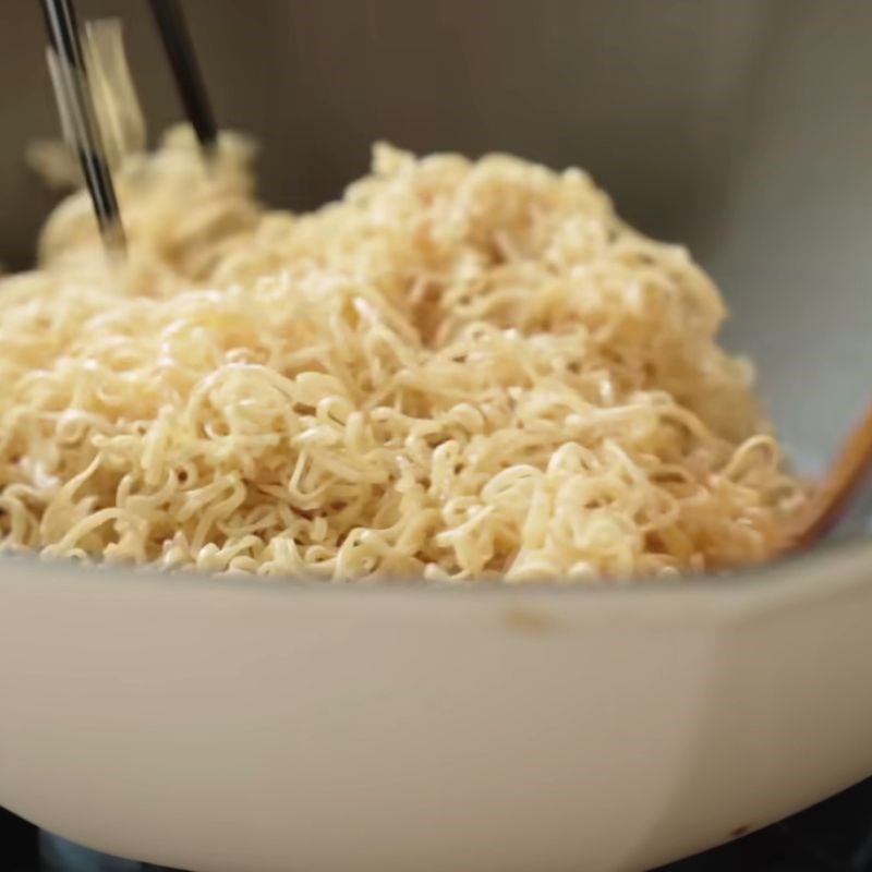 Bước 6 Xào mì và hoàn thành món ăn Mì tôm Hảo Hảo xào