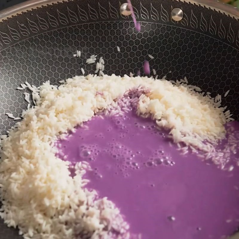 Bước 2 Xào nếp với nước cốt dừa Xôi hấp ngon