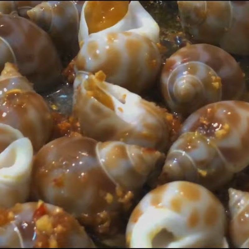 Bước 4 Xào ốc hương với bơ tỏi Ốc hương xào bơ tỏi chấm bánh mì