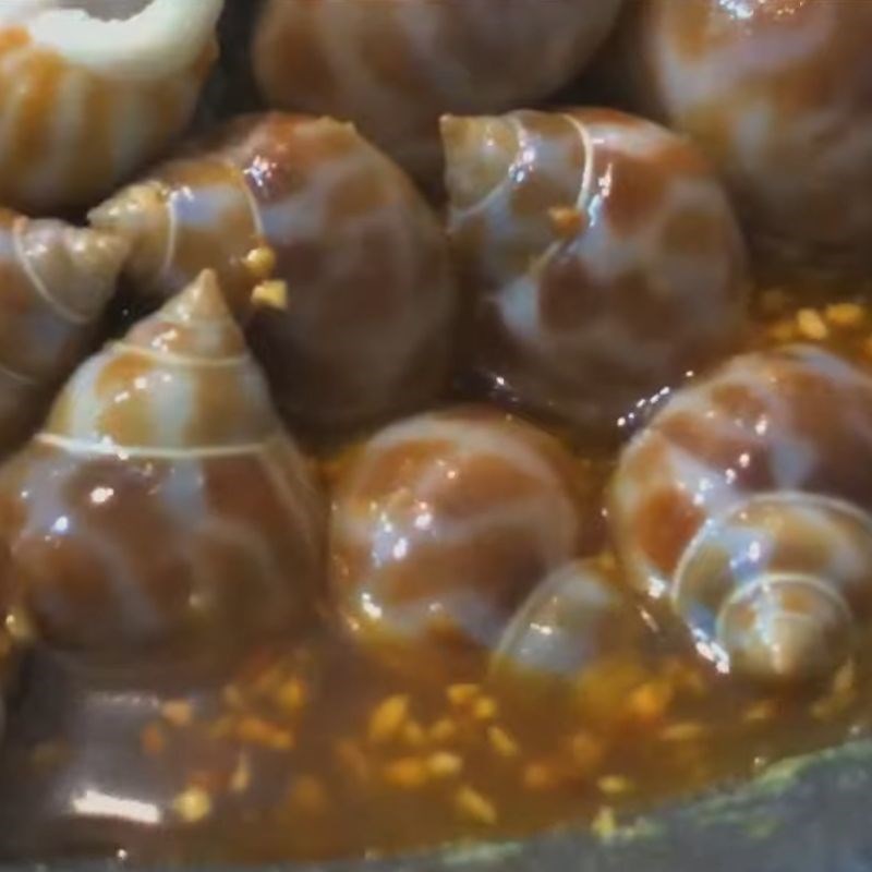 Bước 4 Xào ốc hương với bơ tỏi Ốc hương xào bơ tỏi chấm bánh mì