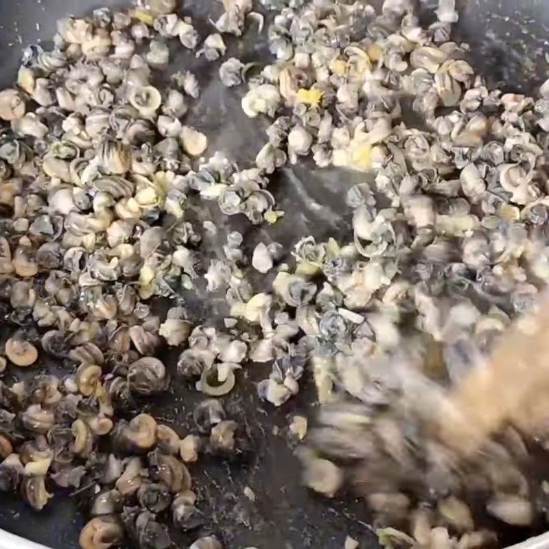 Bước 4 Xào ốc vặn sả ớt thơm lừng Ốc vặn xào sả ớt