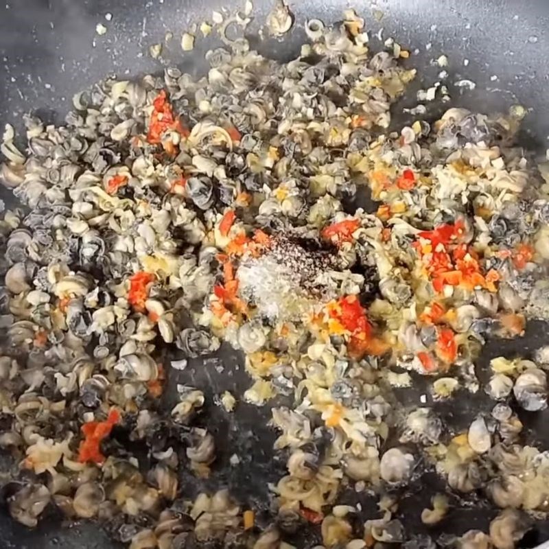 Bước 4 Xào ốc vặn sả ớt thơm lừng Ốc vặn xào sả ớt