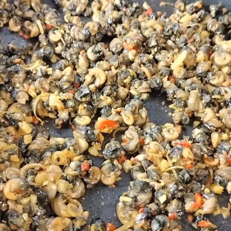 Bước 4 Xào ốc vặn sả ớt thơm lừng Ốc vặn xào sả ớt