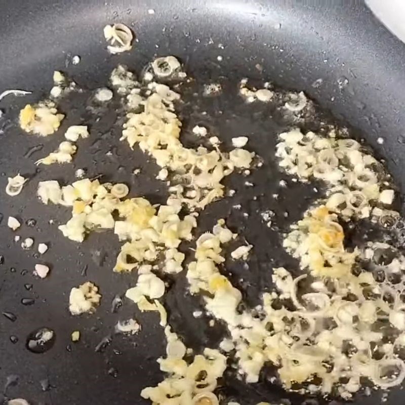 Bước 4 Xào ốc vặn sả ớt thơm lừng Ốc vặn xào sả ớt