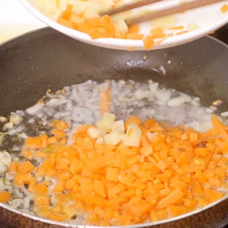 Bước 2 Xào rau củ thơm ngon Bánh mì trứng ốp la