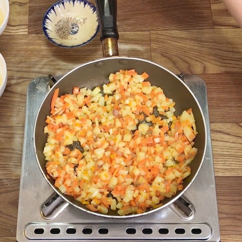 Bước 2 Xào rau củ thơm ngon Bánh mì trứng ốp la