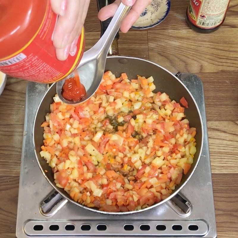 Bước 2 Xào rau củ thơm ngon Bánh mì trứng ốp la