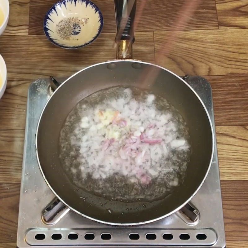 Bước 2 Xào rau củ thơm ngon Bánh mì trứng ốp la