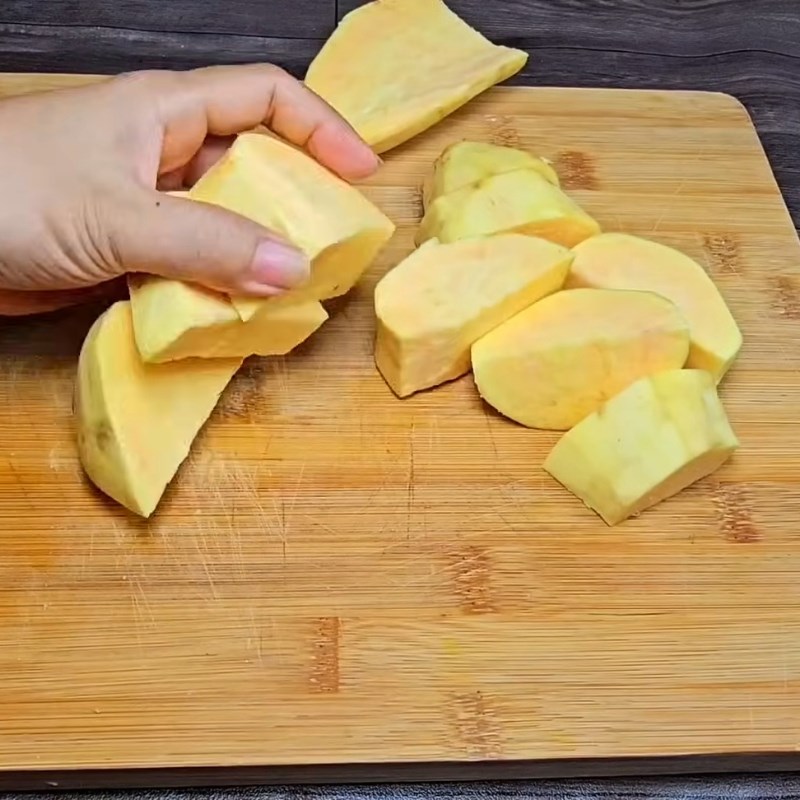 Bước 2 Chuẩn bị khoai lang, khoai môn và chiên sơ Cà ri gà miền Tây