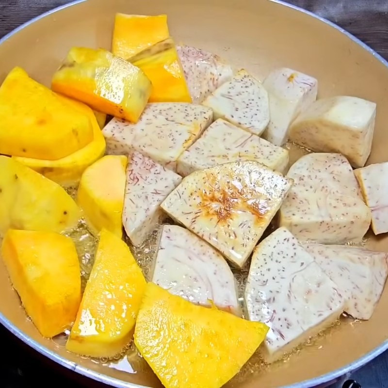 Bước 2 Chuẩn bị khoai lang, khoai môn và chiên sơ Cà ri gà miền Tây