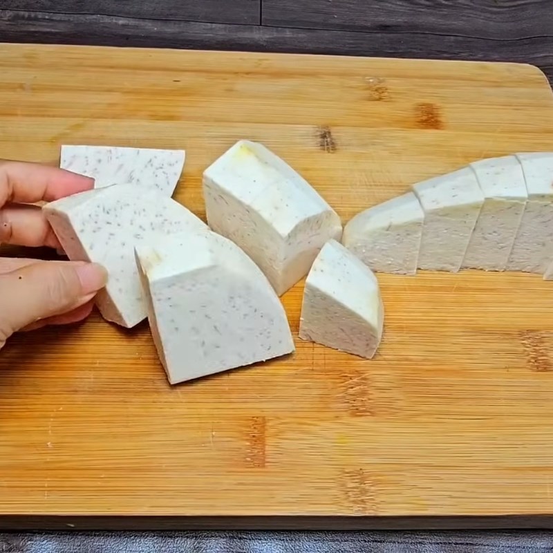 Bước 2 Chuẩn bị khoai lang, khoai môn và chiên sơ Cà ri gà miền Tây