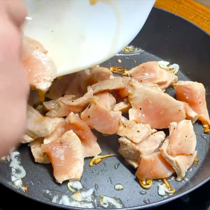 Bước 4 Xào sơ thịt heo Thịt heo sốt cà chua