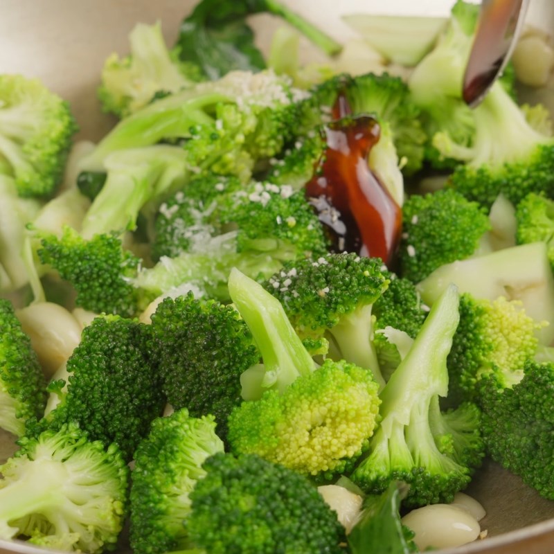 Bước 3 Xào súp lơ với tỏi Súp lơ xào tỏi