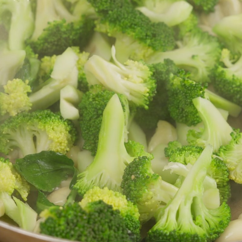 Bước 3 Xào súp lơ với tỏi Súp lơ xào tỏi