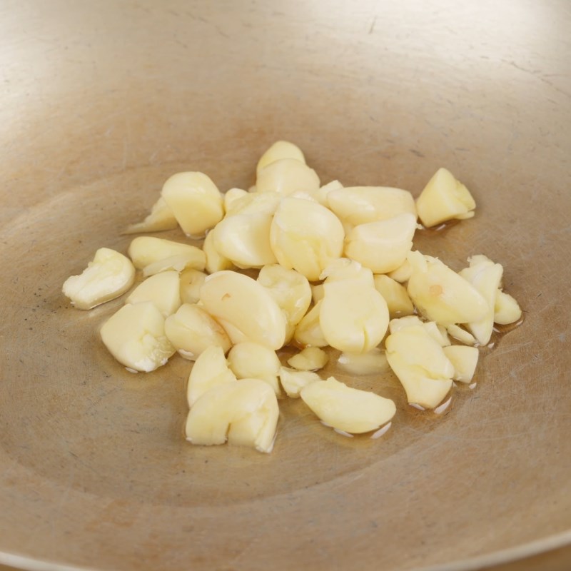 Bước 3 Xào súp lơ với tỏi Súp lơ xào tỏi