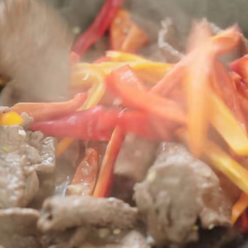 Bước 5 Xào thịt bò và rau củ Mì tôm Hảo Hảo xào