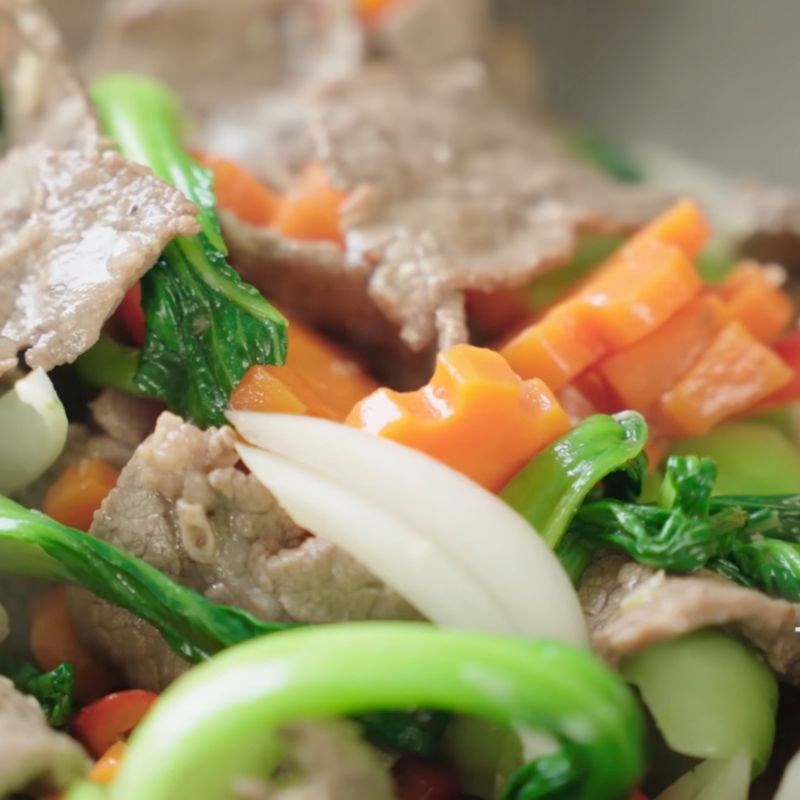 Bước 5 Xào thịt bò và rau củ Mì tôm Hảo Hảo xào