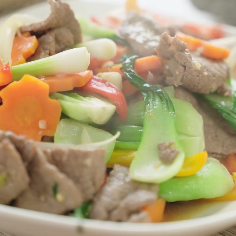 Bước 5 Xào thịt bò và rau củ Mì tôm Hảo Hảo xào