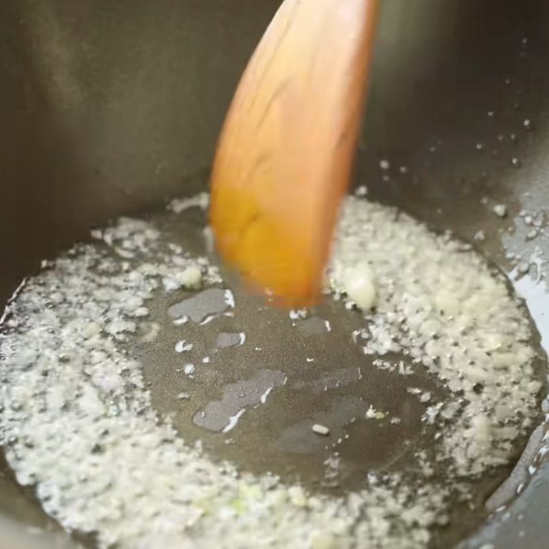 Bước 5 Xào thịt bò và rau củ Mì tôm Hảo Hảo xào