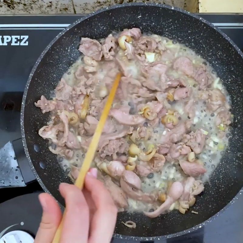 Bước 4 Xào thịt đà điểu với ớt chuông Thịt đà điểu xào sả ớt