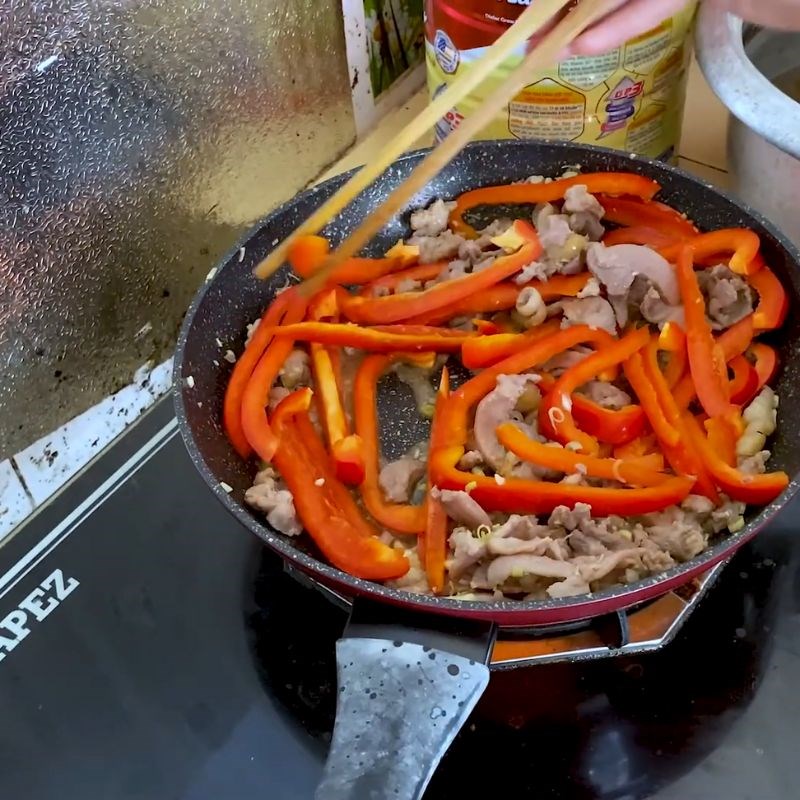 Bước 4 Xào thịt đà điểu với ớt chuông Thịt đà điểu xào sả ớt