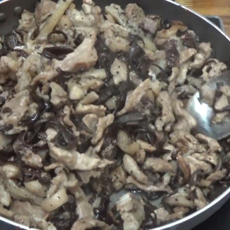 Bước 2 Xào thịt giò thủ thơm lừng Giò xào bằng chai nhựa