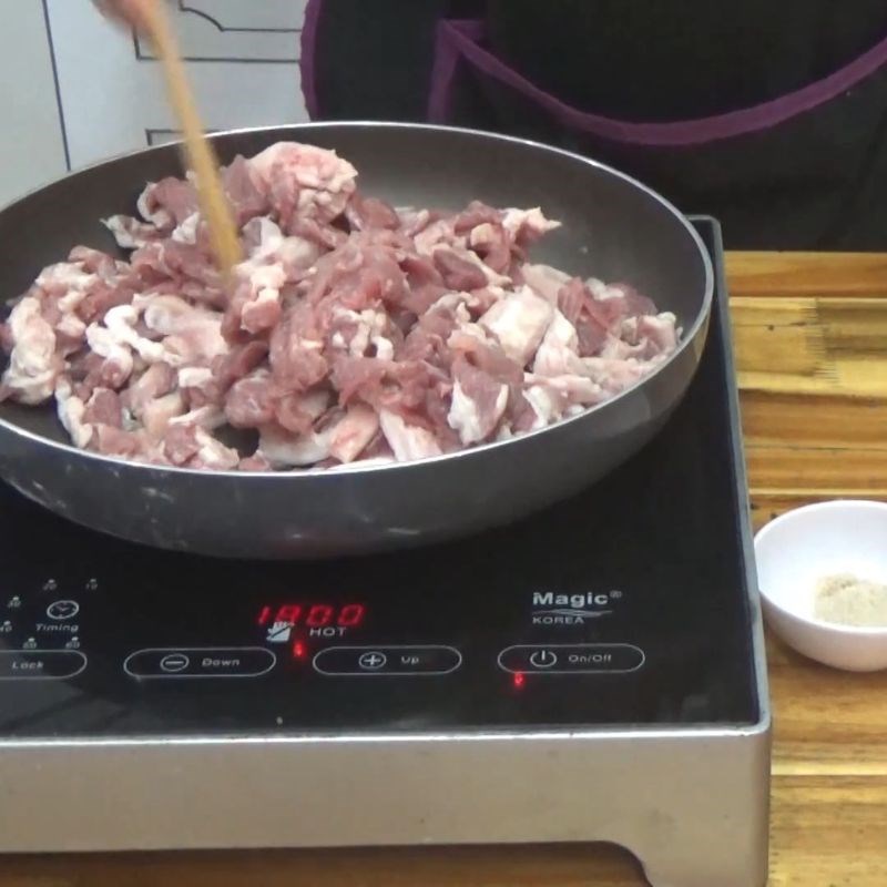 Bước 2 Xào thịt giò thủ thơm lừng Giò xào bằng chai nhựa