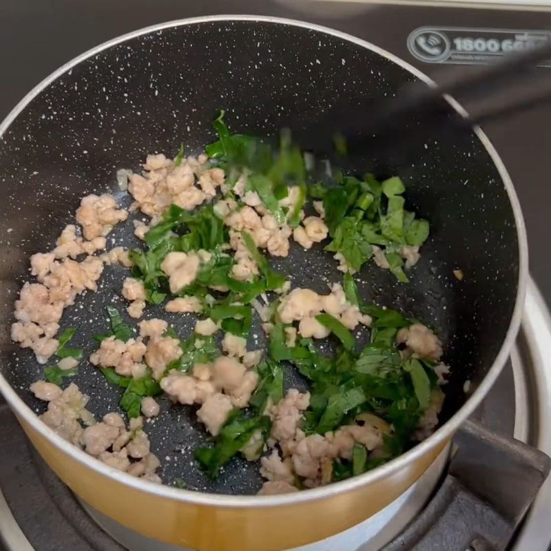 Bước 3 Xào thịt heo và rau ngót thơm lừng Cháo cho bé 7 tháng