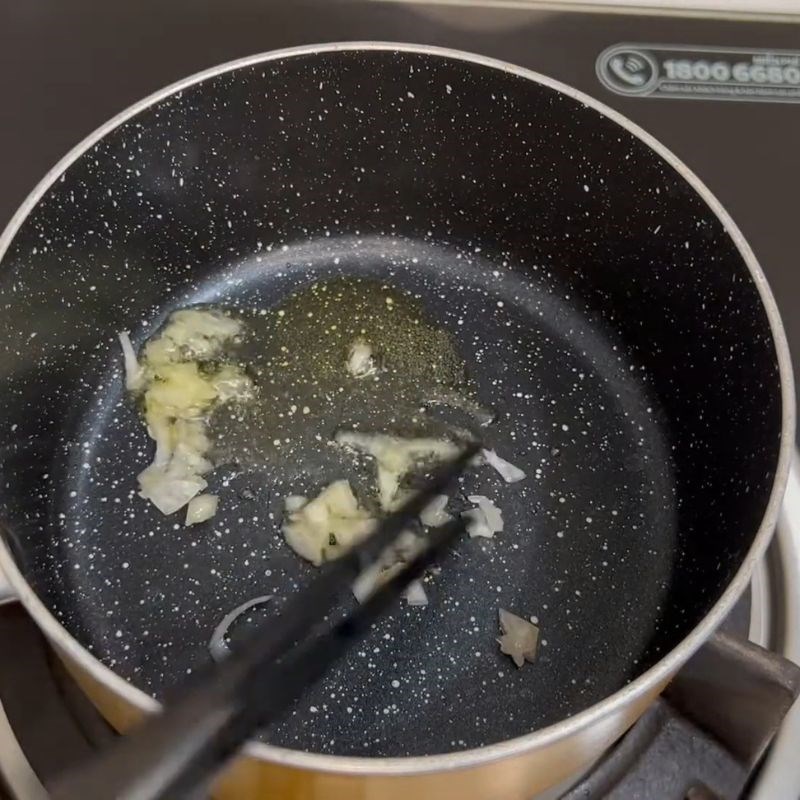 Bước 3 Xào thịt heo và rau ngót thơm lừng Cháo cho bé 7 tháng