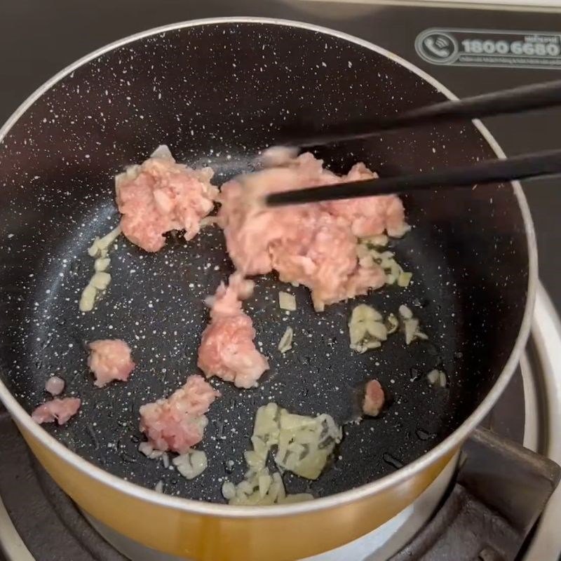 Bước 3 Xào thịt heo và rau ngót thơm lừng Cháo cho bé 7 tháng