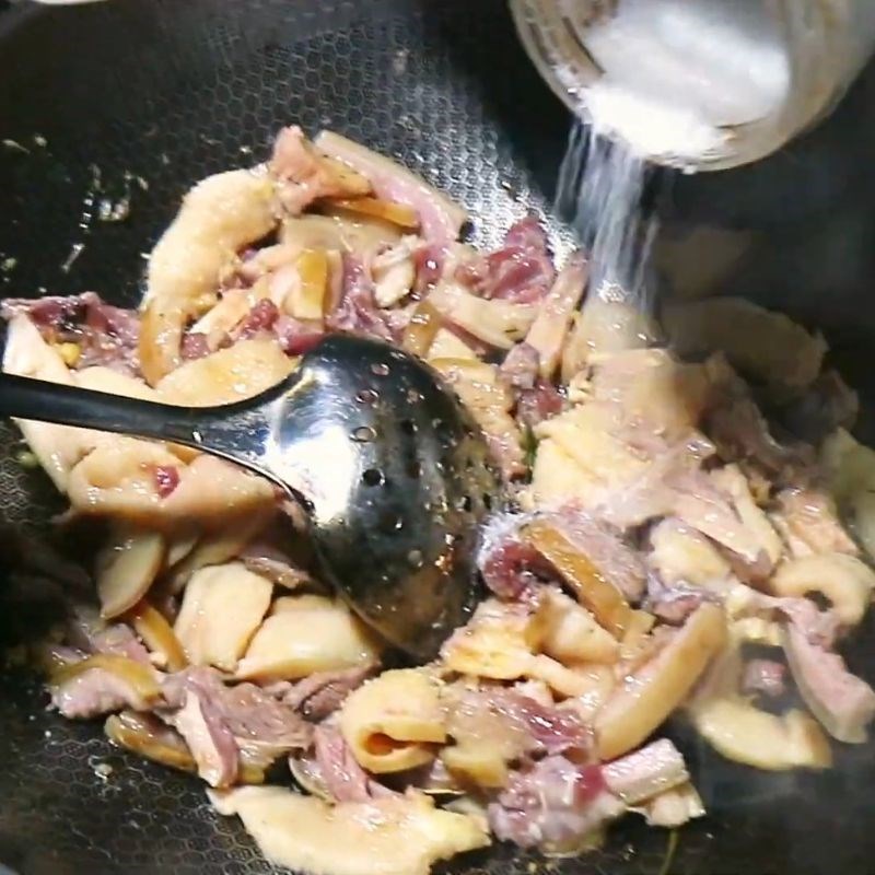 Bước 3 Xào thịt ngựa xào lăn thơm lừng Thịt ngựa xào