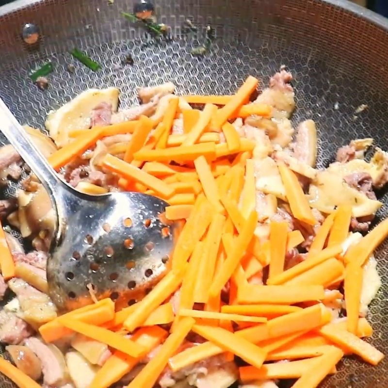 Bước 3 Xào thịt ngựa xào lăn thơm lừng Thịt ngựa xào