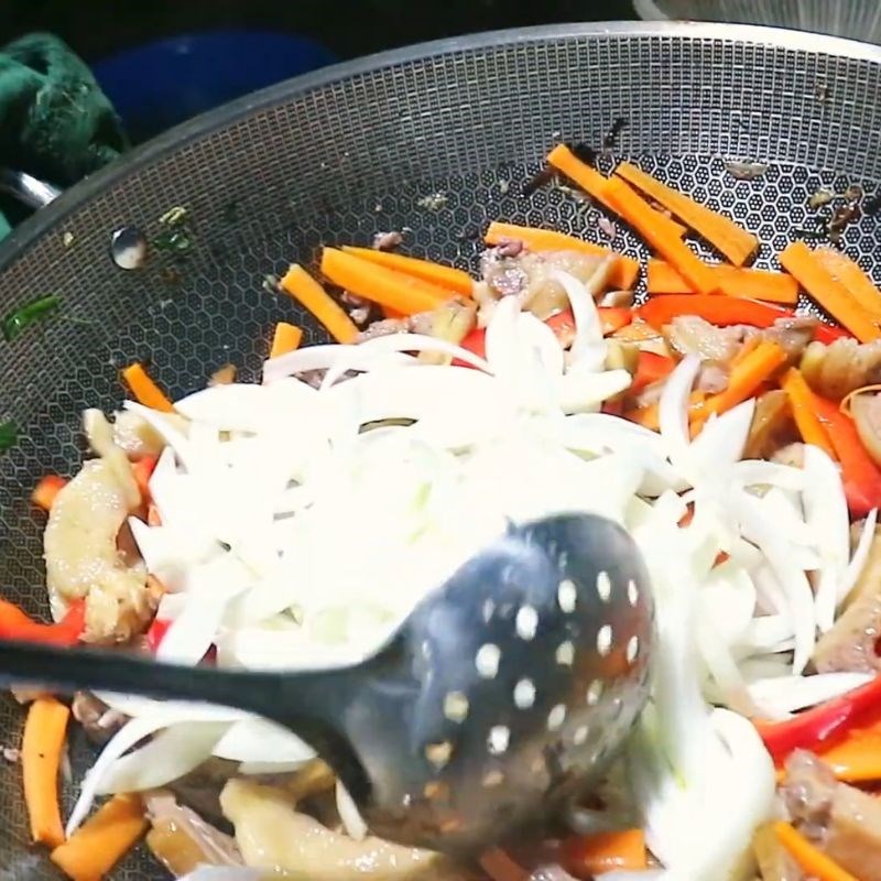 Bước 3 Xào thịt ngựa xào lăn thơm lừng Thịt ngựa xào