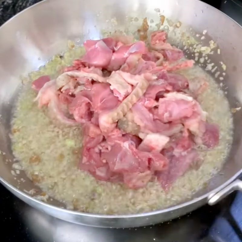 Bước 2 Xào thịt nhím săn chắc, thấm vị Nhím xào sả ớt